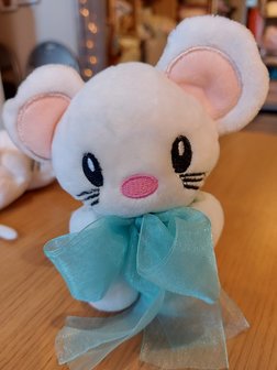 TOPOMIO PLUSH WHITE SMALL - BLUE BOW