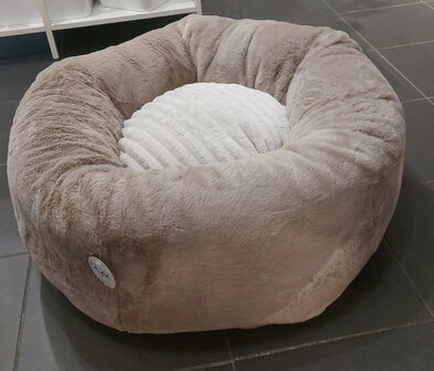 EH GIA CAKE BED TAUPE/PANNA LINES 70CM