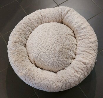 EH GIA CAKE BED LOWER CURLY PANNA PLUCHE 70CM